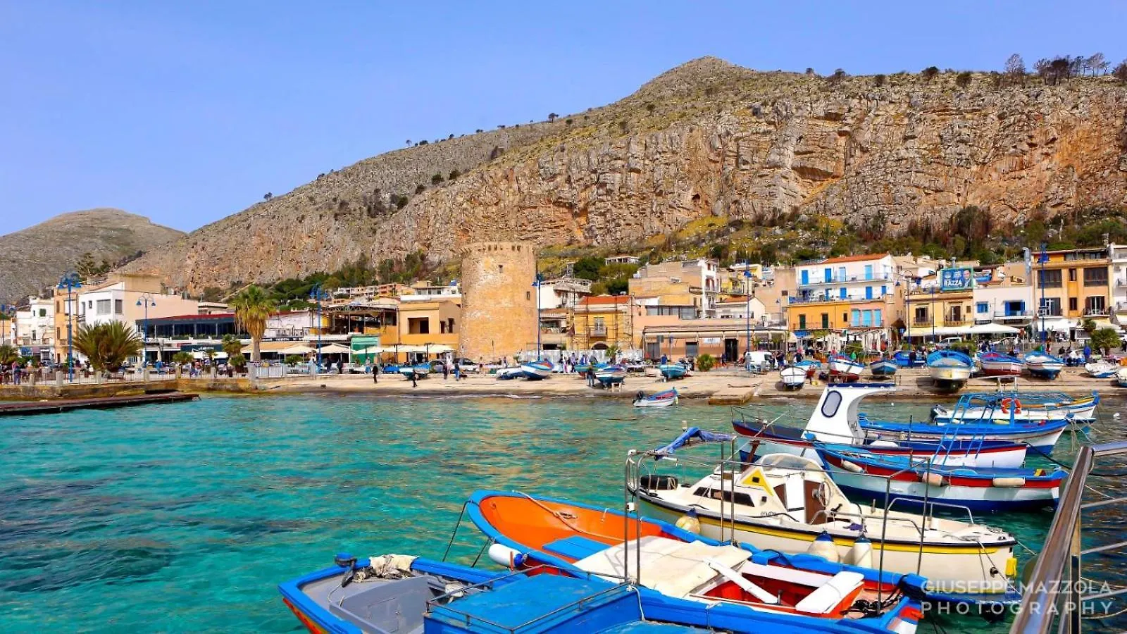 Mansueto Ashur Mondello Apartment