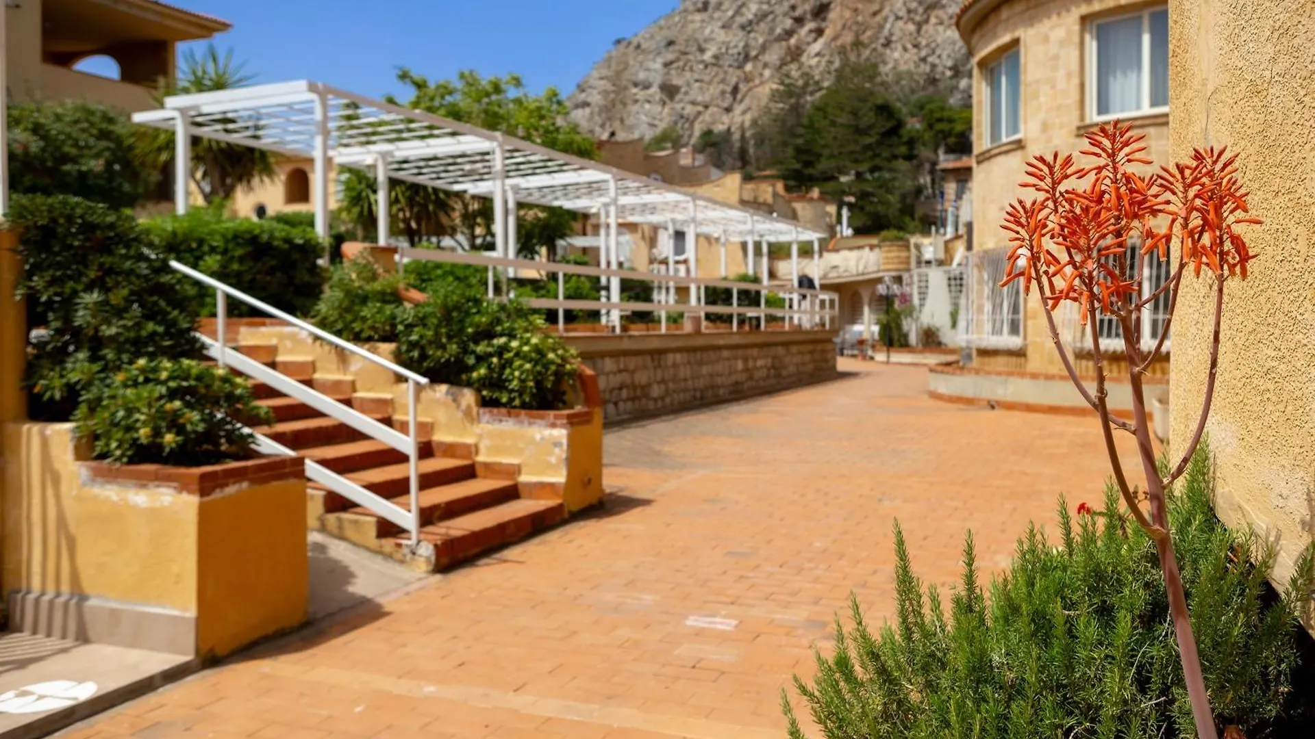 Mansueto Ashur Mondello Apartment