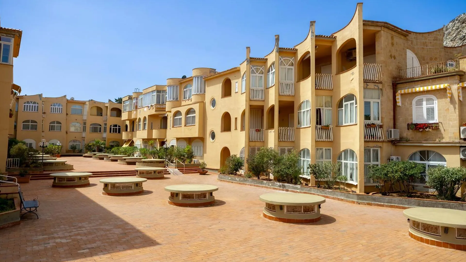 Mansueto Ashur Mondello Apartment